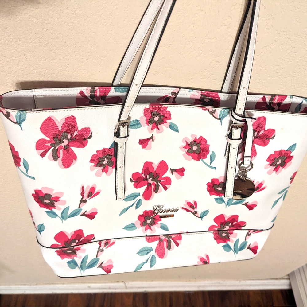 Guess Purse - Floral w/hang tags